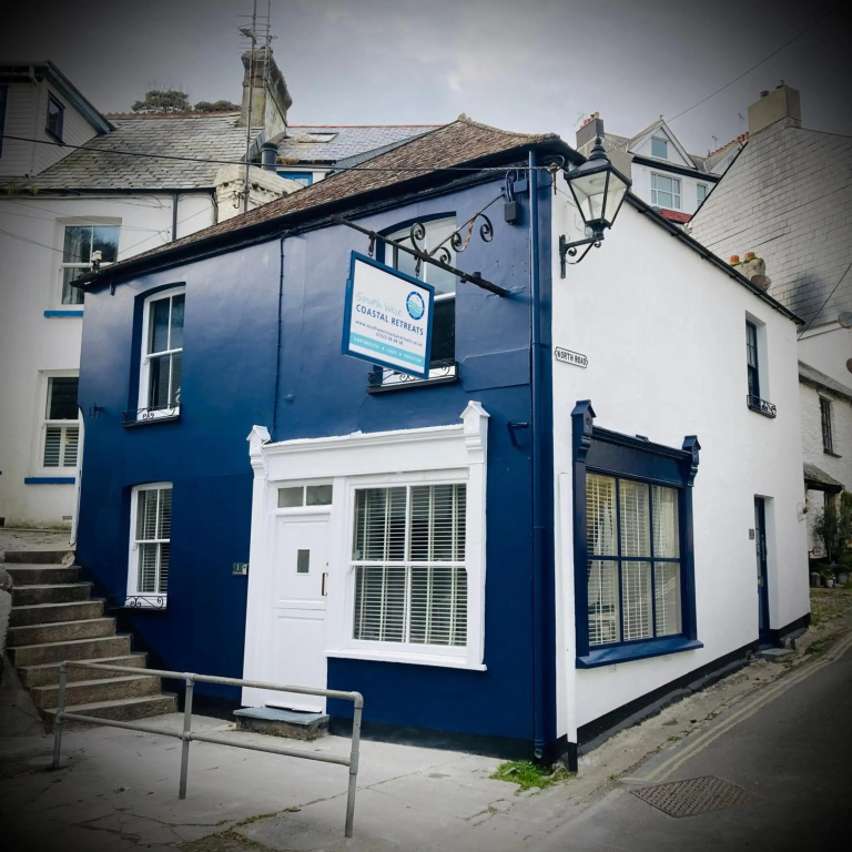 LOOE - Super Stylish and the only TWO PRIVATE APARTMENTS in this 17th CENTURY COTTAGE - A KIDS CABIN BUNK ROOM AVAILABLE - Private Connecting Door In Lobby For Larger Groups!!!
