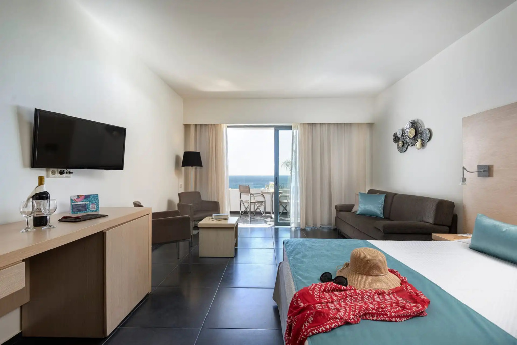 Double room Side Sea View (full double bed)