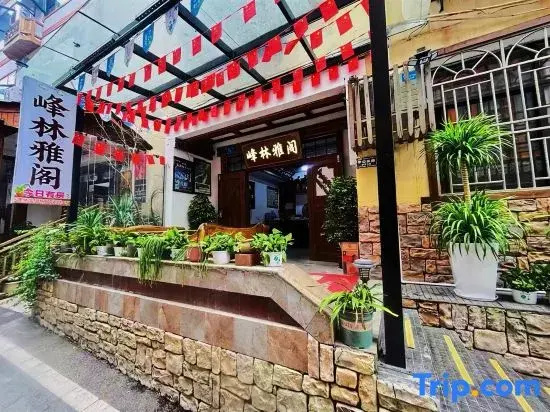 Peak Forest Lodge, Mountain Valley Wooden Retreat (Wulingyuan National Forest Park)