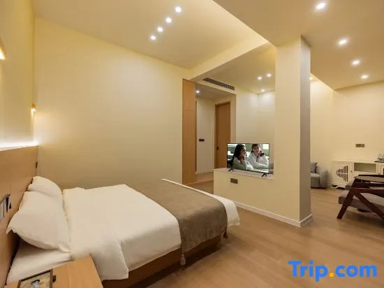 Deluxe Double room (full double bed)