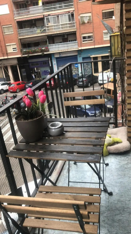 habitación pequeña en piso compartido con 2 adultos y 1 perrito