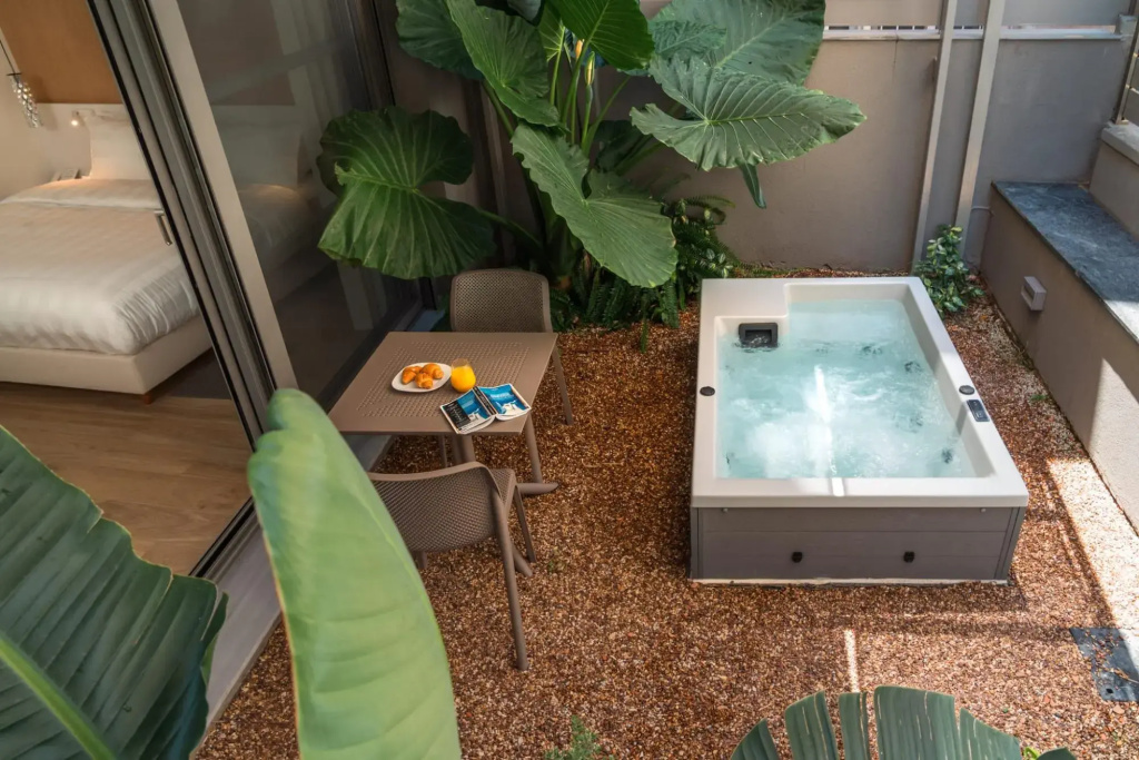 One Bedroom Apartment with Outdoor Jacuzzi