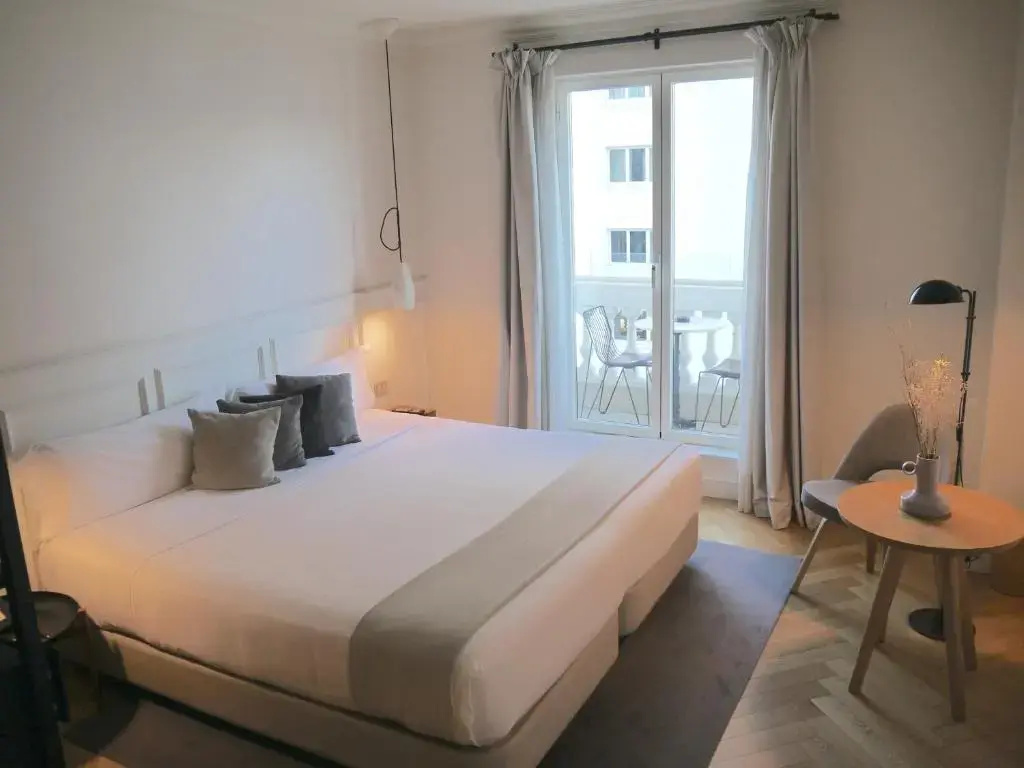 Deluxe High Floor Double room (full double bed)