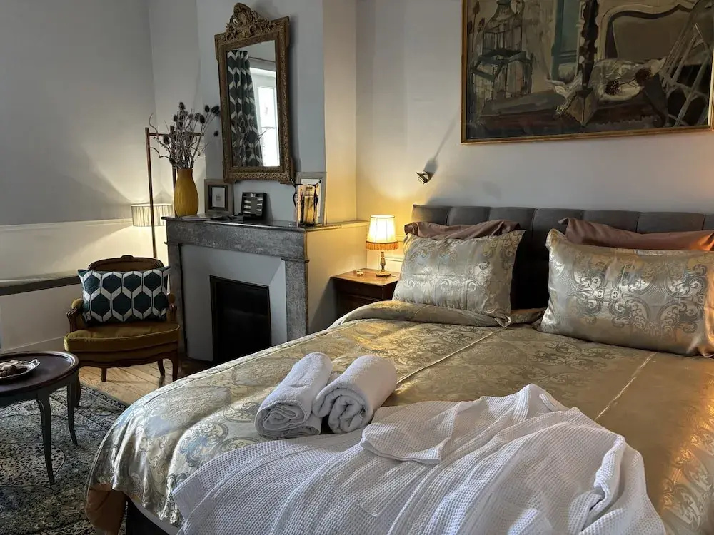 Deluxe Double room with city view (full double bed)
