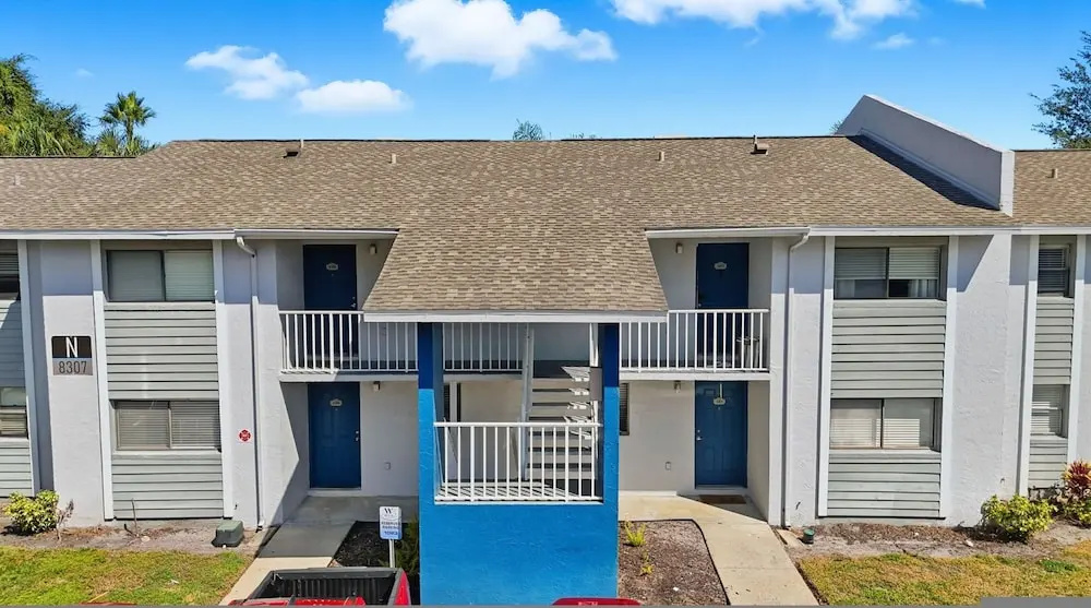 Modern 2BR 2BA w King Bed Pool Gym 10