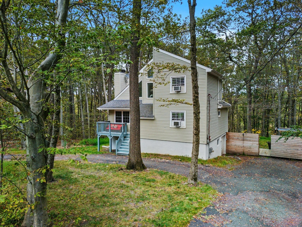 Charming Chalet w Hot Tub King Suite Dog Friendly