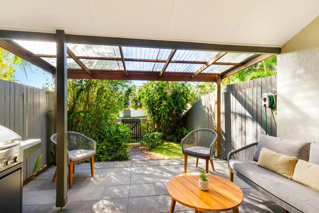 Stylish Townhouse, private courtyard walk to beach