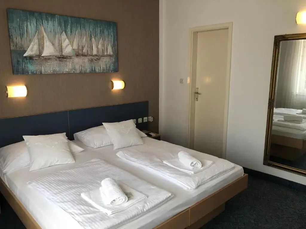 Standard Double room with partial sea view (full double bed)