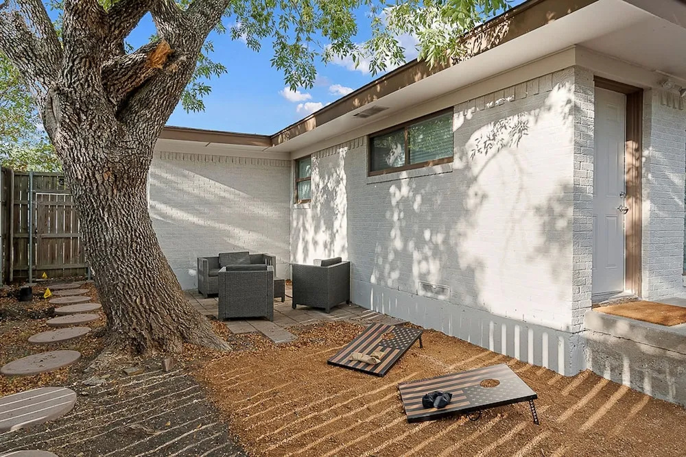The Oak King Bed Huge Backyard