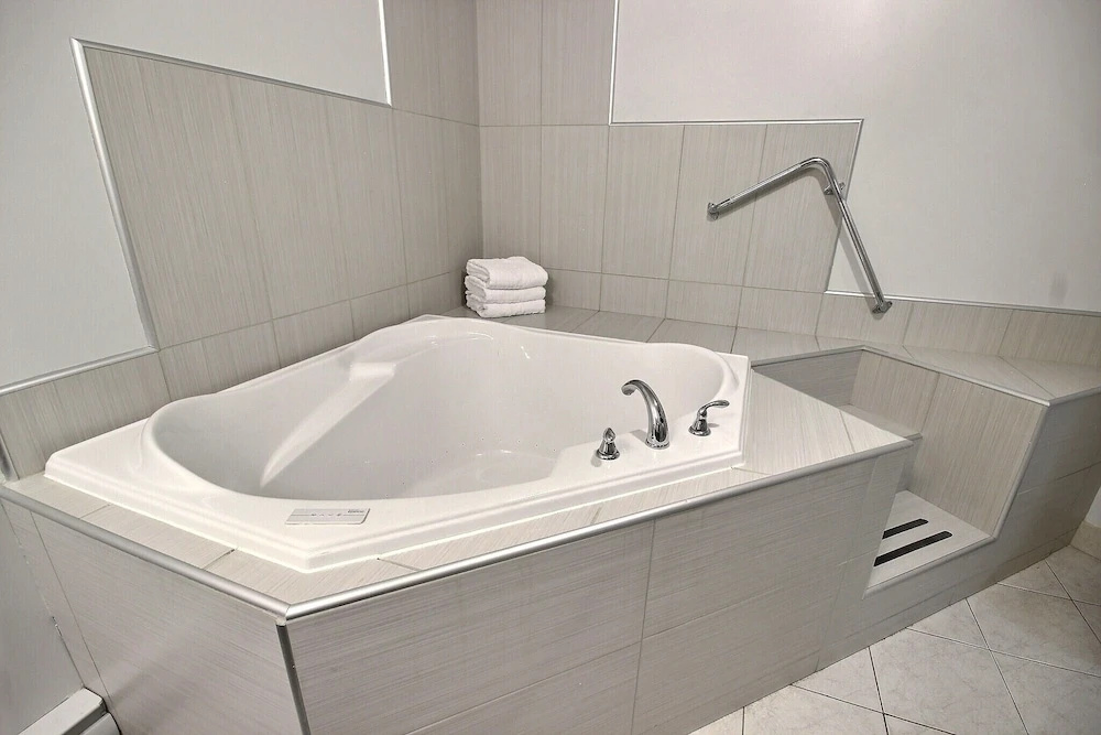 Double Suite (full double bed)
