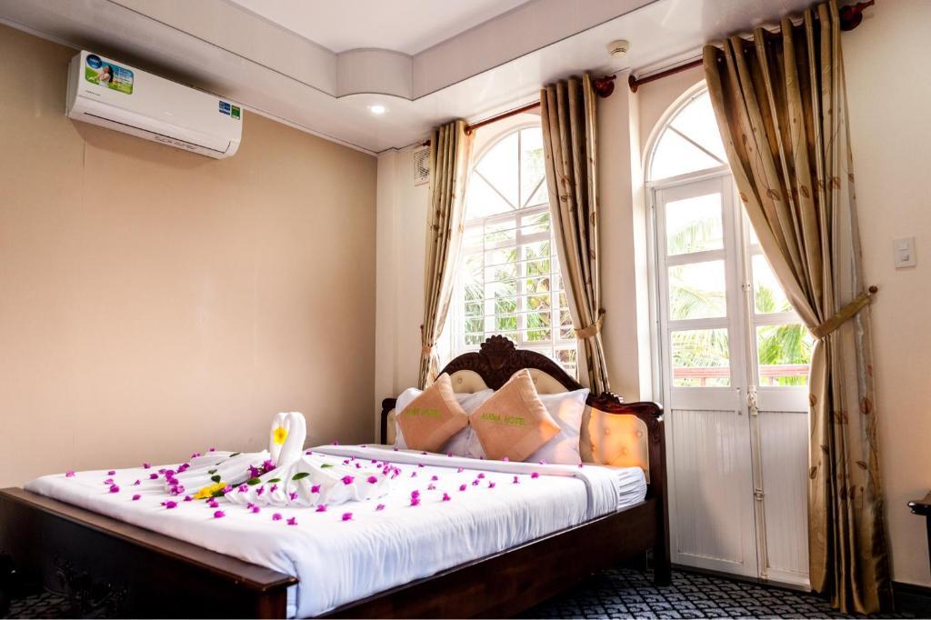Двухместный номер Standard с видом на озеро двуспальная кровать в Mui Ne Alena Bungalow Hotel