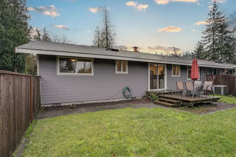 Modern Puyallup Townhome w/ Backyard & Fireplace