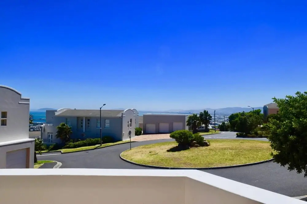 2 Bedroom Apartment Nestled Under Devil's Peak