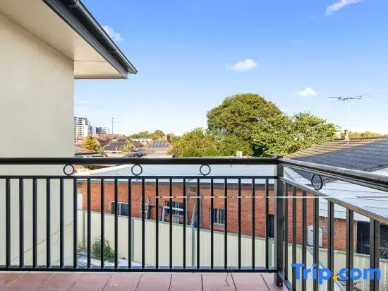 Peaceful Rooms – Easy Access to Transit & Local Stores