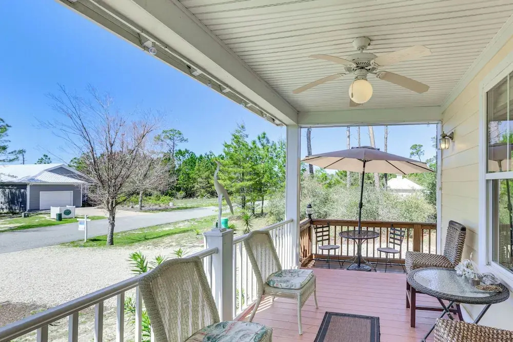 Lovely Carrabelle Home w/ Lake Views & Pool Access