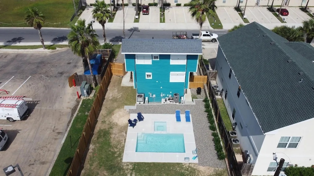 Blue Heron Bungalow 3 Bedroom Home by Redawning