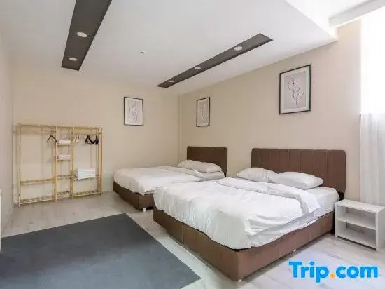 4 Bedrooms Apartment