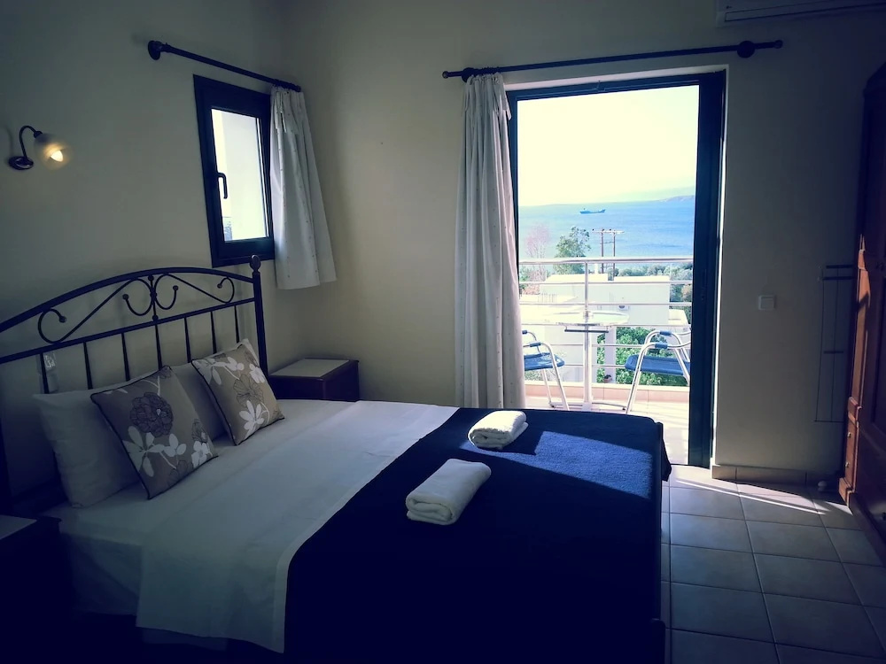 Classic Double room with balcony (full double bed)