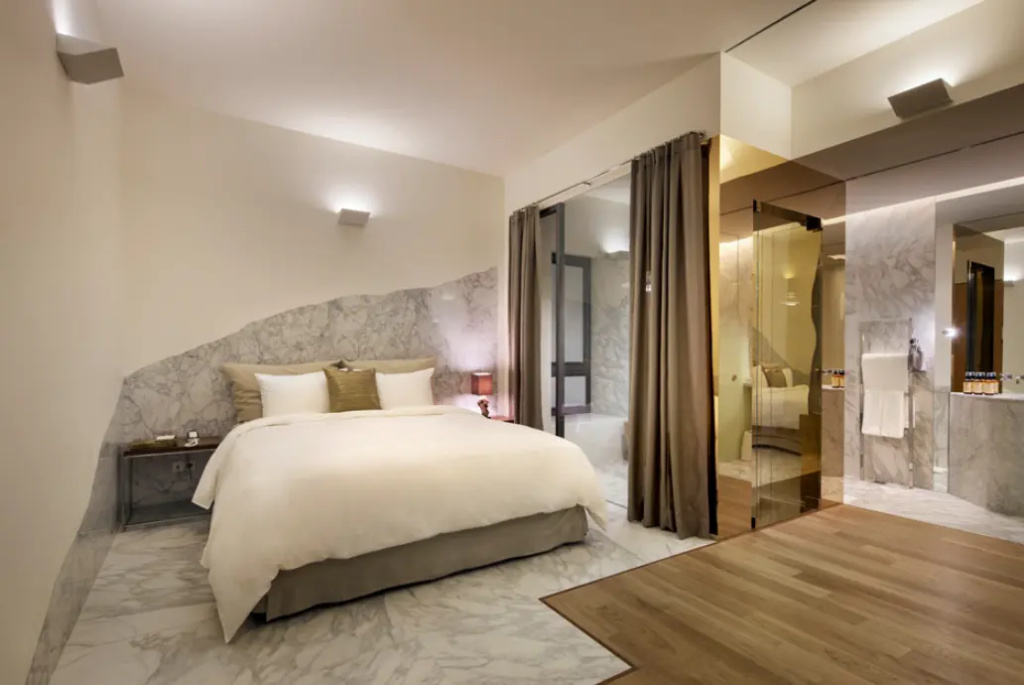 Deluxe Double room (full double bed)