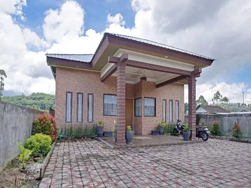 Oyo 90242 Villa And Guest House Panput