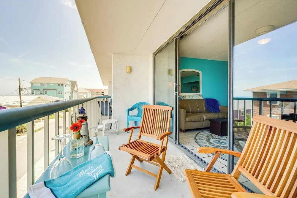 Bright Carolina Beach Condo: Public Beach On-site
