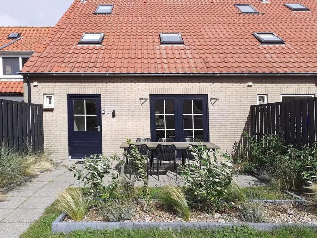 5 Bedrooms Cottage