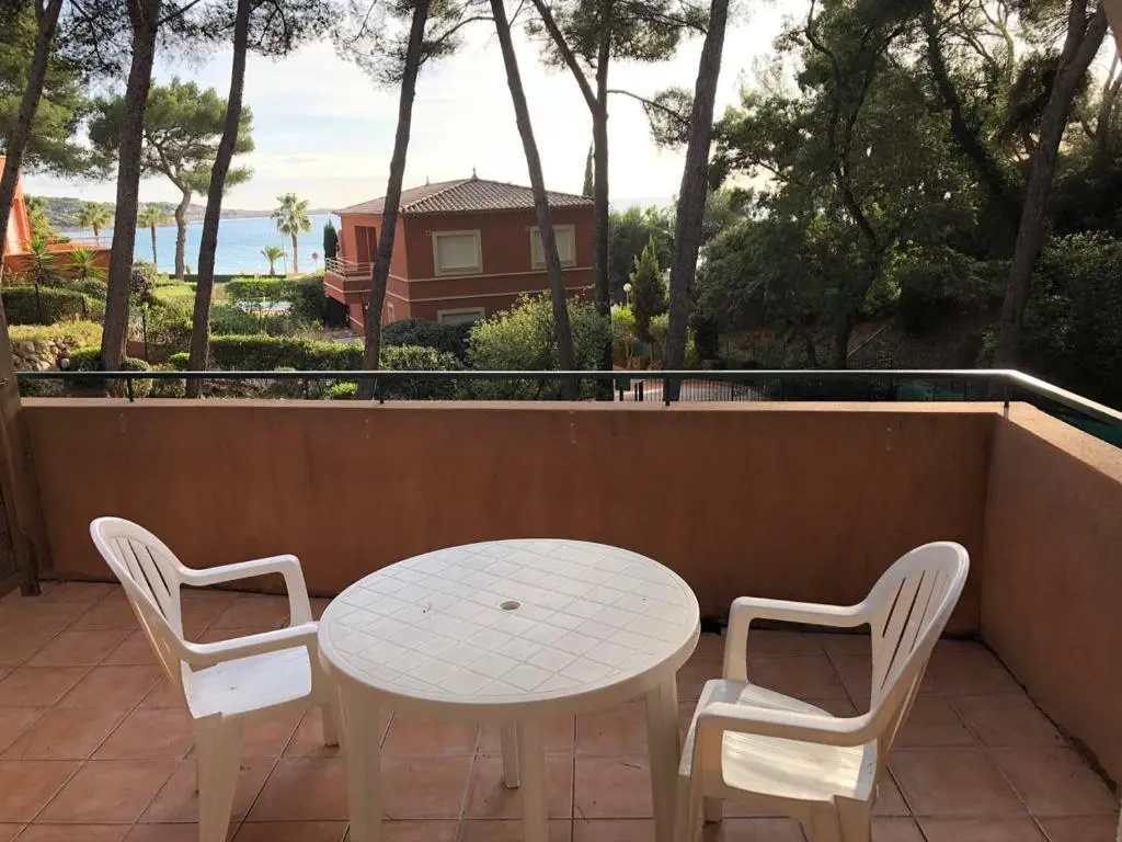 50m Plage T2 Grande Terrasse Vue Mer Climatisé Piscine Chauffée, Parking clos gratuit