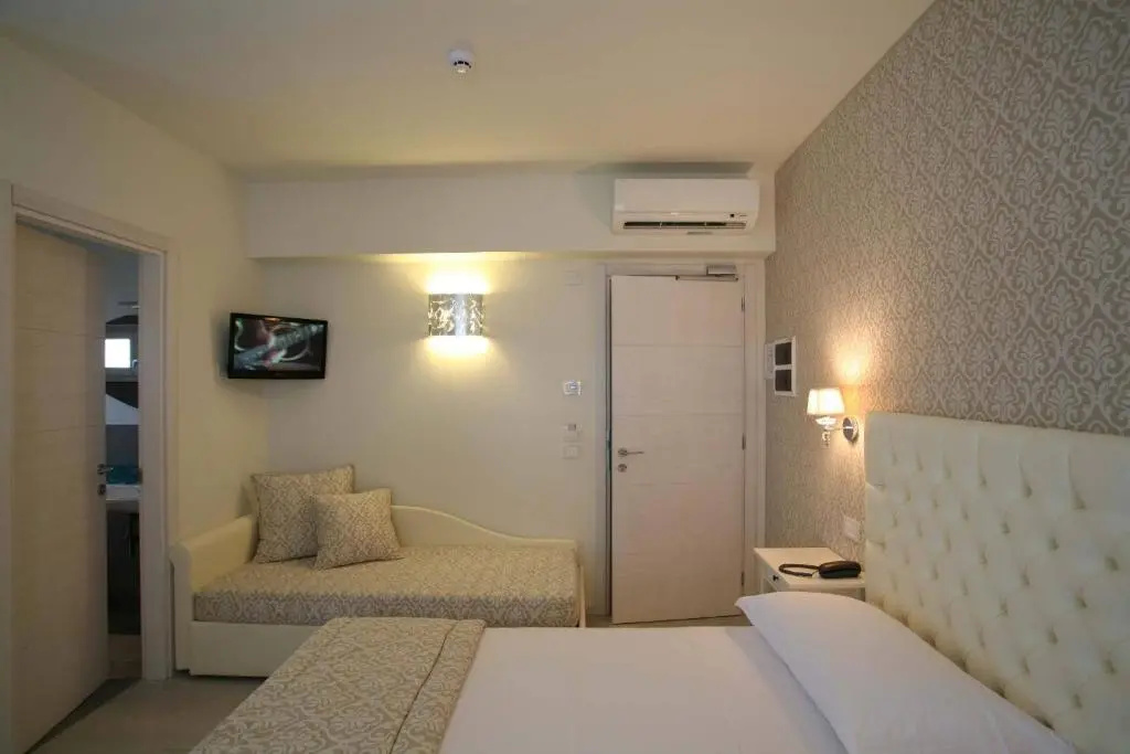 Standard Triple room with balcony
