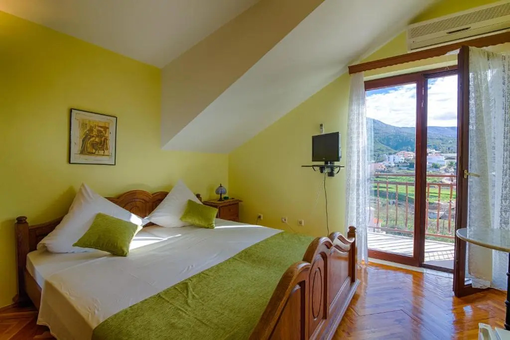 Standard Double room with balcony (full double bed)