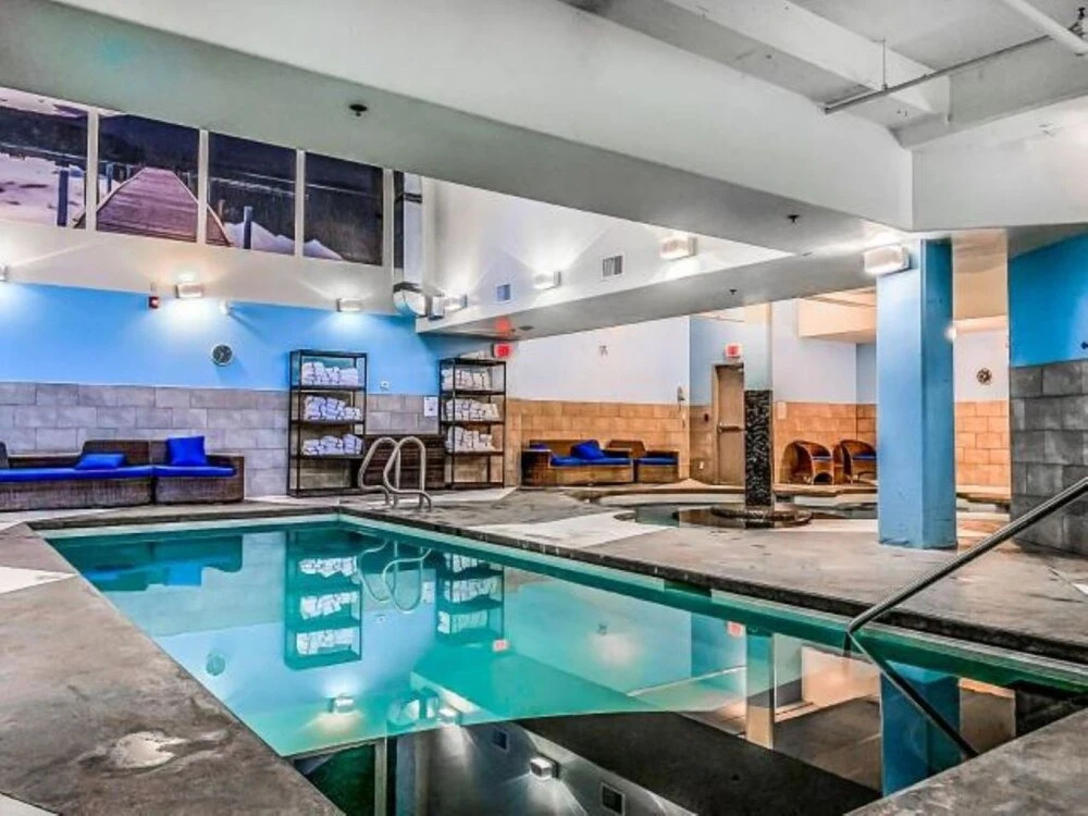 Exquisite 2BR/2BTH Luxury Condo with Mountain View - фото 12