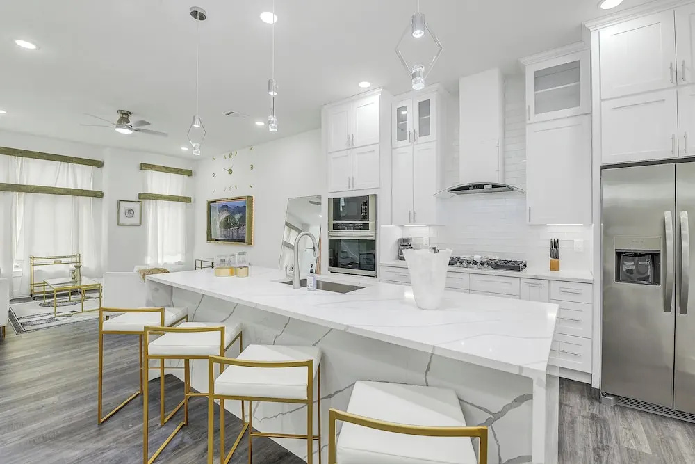 Luxury 3BR w/ Patio + Garage, Near NRG, Med Center — 5