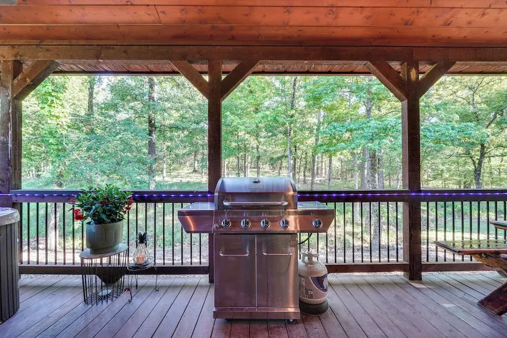 Walk to Restaurants: Hot Tub Haven in Broken Bow!