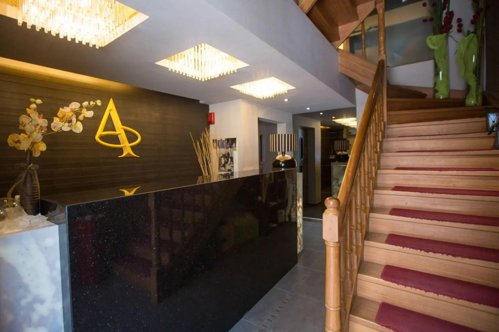 Lobby & Reception