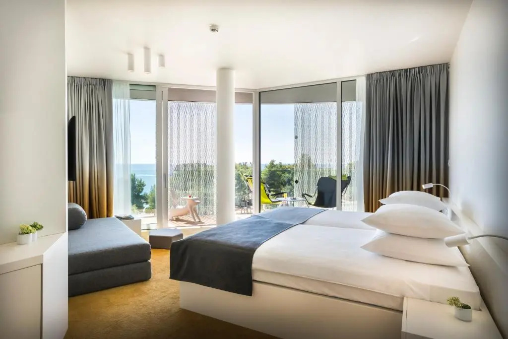 Grand Double room (full double bed)