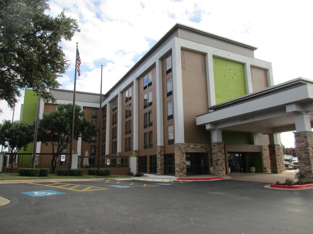 Clarion Pointe near Medical Center