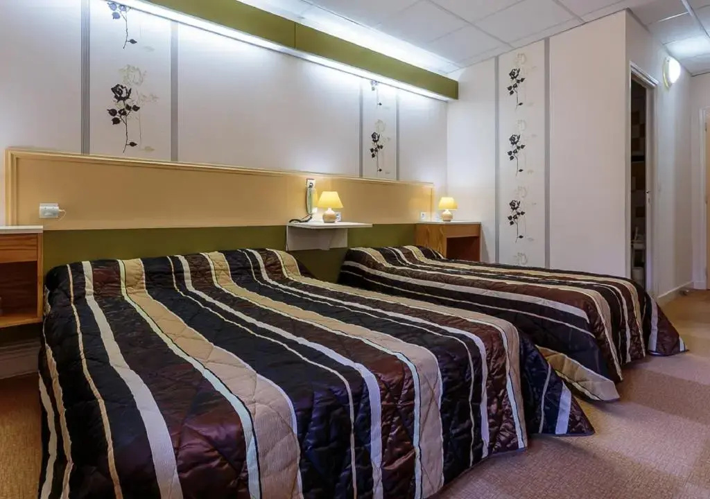 Hôtel-Restaurant La Crèche et sa piscine intérieure - Logis Hôtels - Chambres