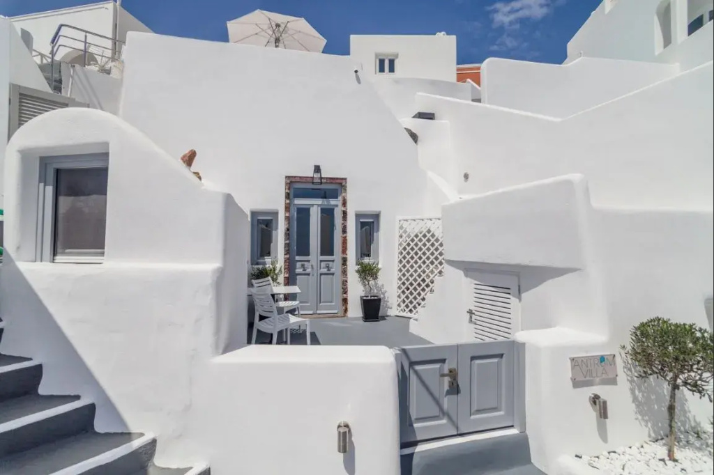 2 Bedrooms Villa
