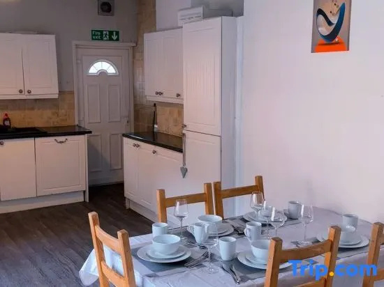 Spacious Maisonette Stay Sleeps 11