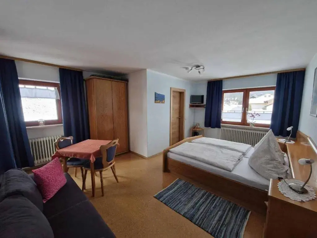 Standard Double room with balcony (full double bed)