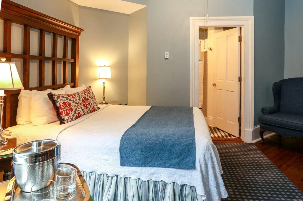 Classic Double room (full double bed)
