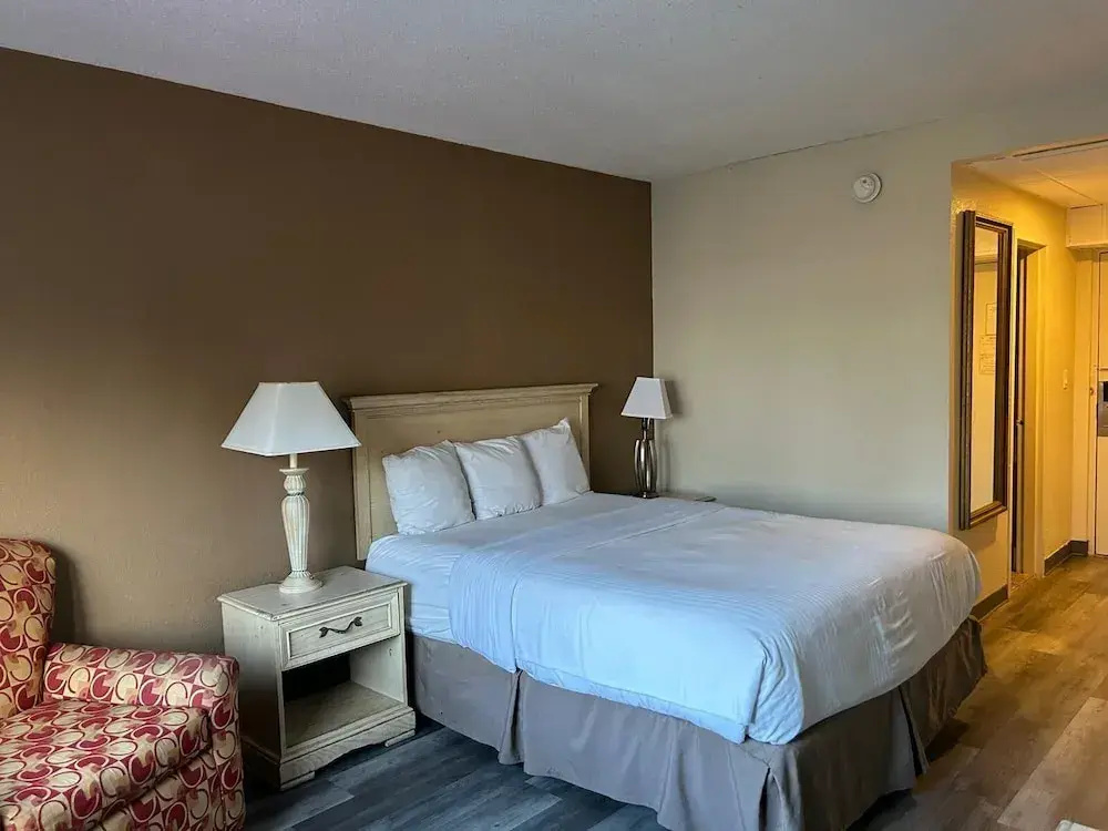 Hilltop Inn & Suites — фото
