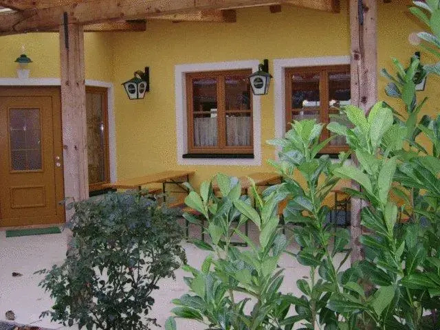 Gästehaus Hotel Pension & Heuriger Gmoana