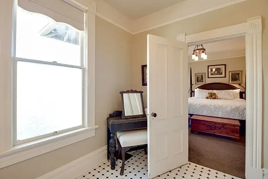 Standard Double room with city view (full double bed)
