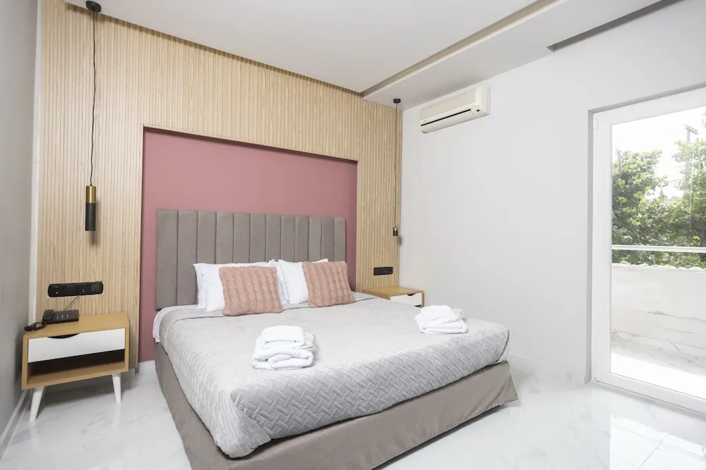 Grand Double room with balcony and with garden view (full double bed)