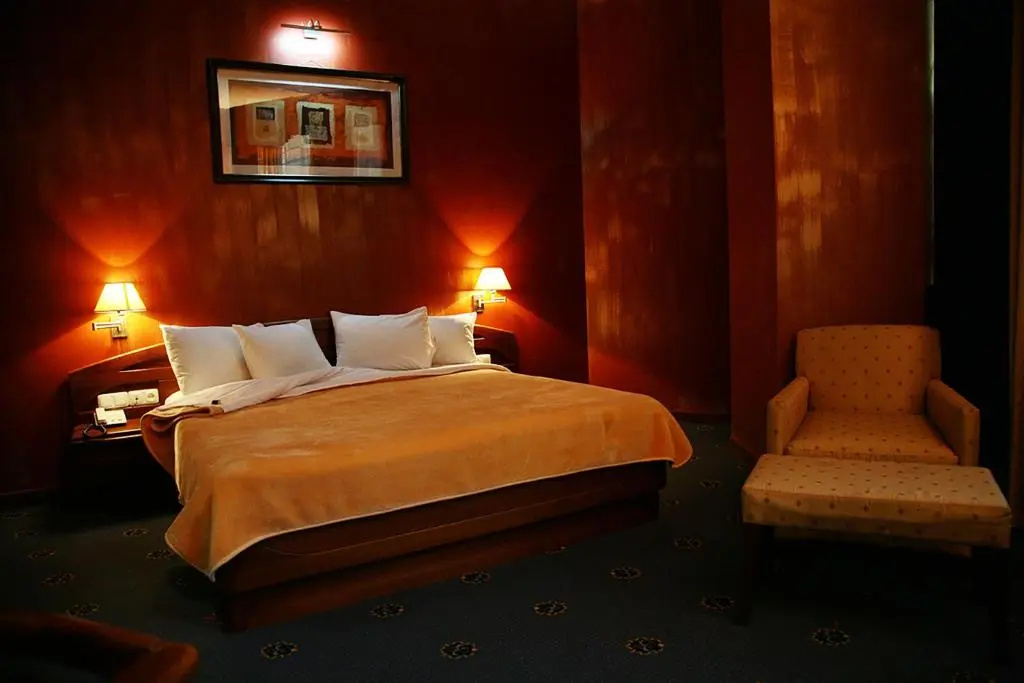 Ararat Hotel - Tap to explore photos