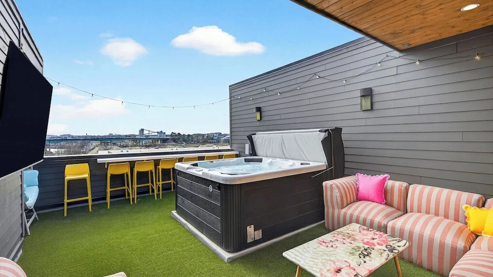 The Great Gatsby and Girls Night Out by Avantstay Sleeps 24 + Hot Tub + Speakeasy Lounge + Lux Kareoke + Near Downtown