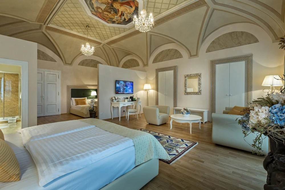 Royal Double Suite (full double bed)
