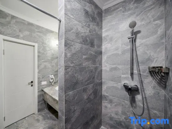 Двухместный номер Standard с балконом двуспальная кровать в Hannah Inn budget hotel