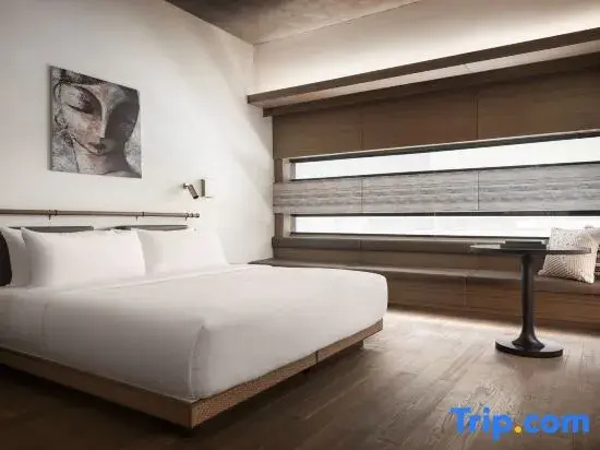 Double Suite with city view (full double bed)