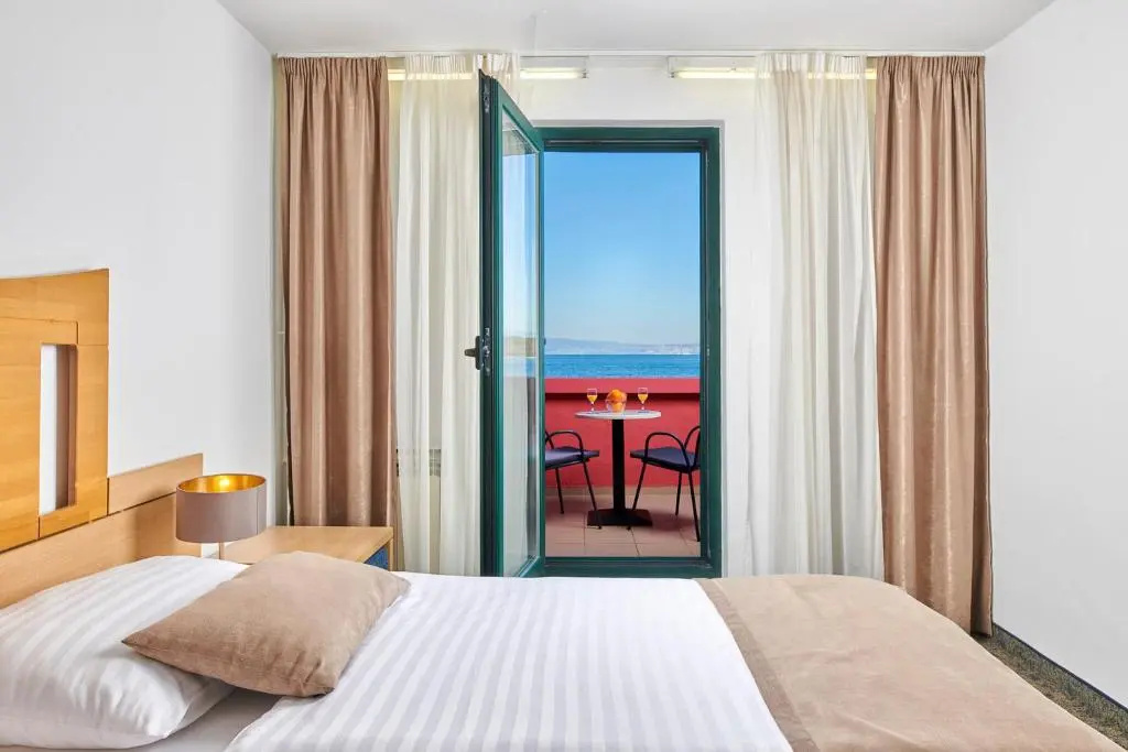 Superior Double room with balcony and with sea view (full double bed)